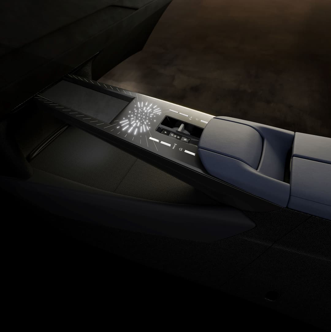 Panneau de porte intérieur de la DS N°8 avec cuir tanné à la feuille d'olivier, détails en aluminium brossé et inox