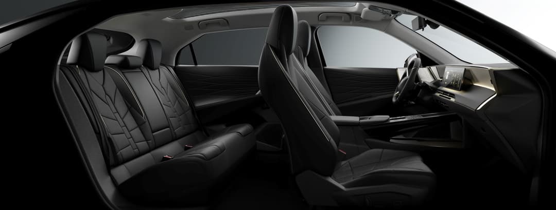 Intérieur de la DS N°8 avec sièges en cuir Nappa noir Basalte, détails géométriques et médaillons de porte embossés