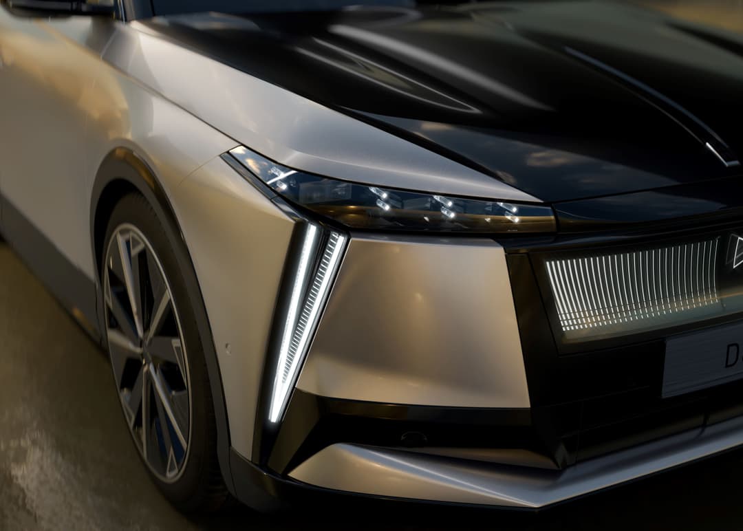 DS N°8 électrique blanc de profil, avant du véhicule avec phares et calandre avant illuminés