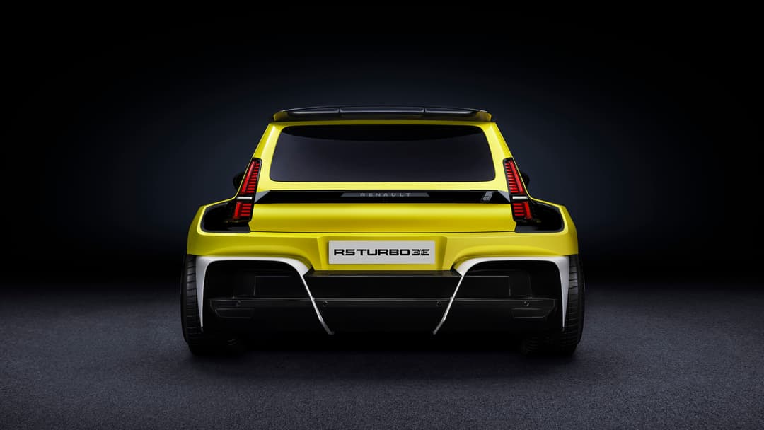 Renault 5 Turbo 3E jaune vue de l'arrière, design rétro-futuriste avec prise de recharge intégrée et carrosserie en carbone