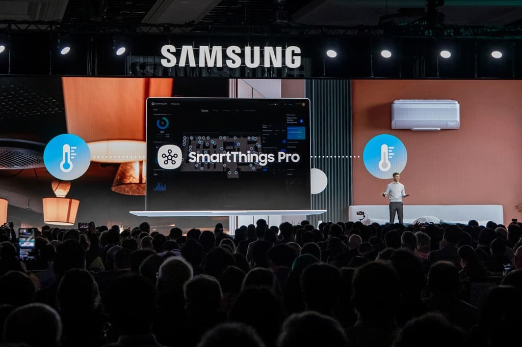 Présentation Samsung au CES 2025 avec SmartThings Pro sur écran, logo Samsung illuminé et assistant en scène devant audience