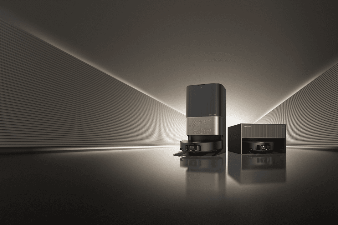 Aspirateur robot Dreame X50 Ultra Complete noir et gris avec sa station de vidage automatique, présentés dans un décor futuriste aux murs striés