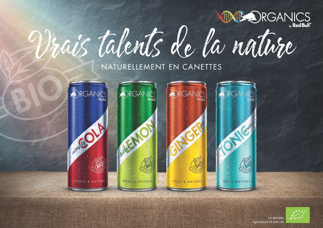 Quatre canettes ORGANICS by Red Bull alignées : bleu et rouge, vert, rouge et jaune, turquoise, avec logo biologique