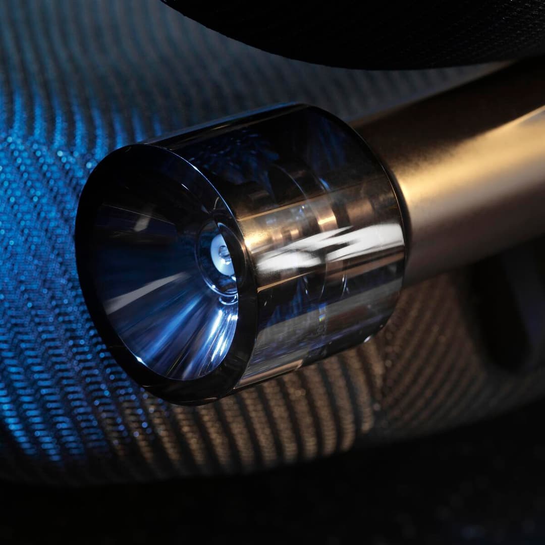 Molette de réglage du dossier de siège de la Renault Twingo E-Tech, inspirée des roulettes de skateboard, en chrome brillant sur tissu bleu