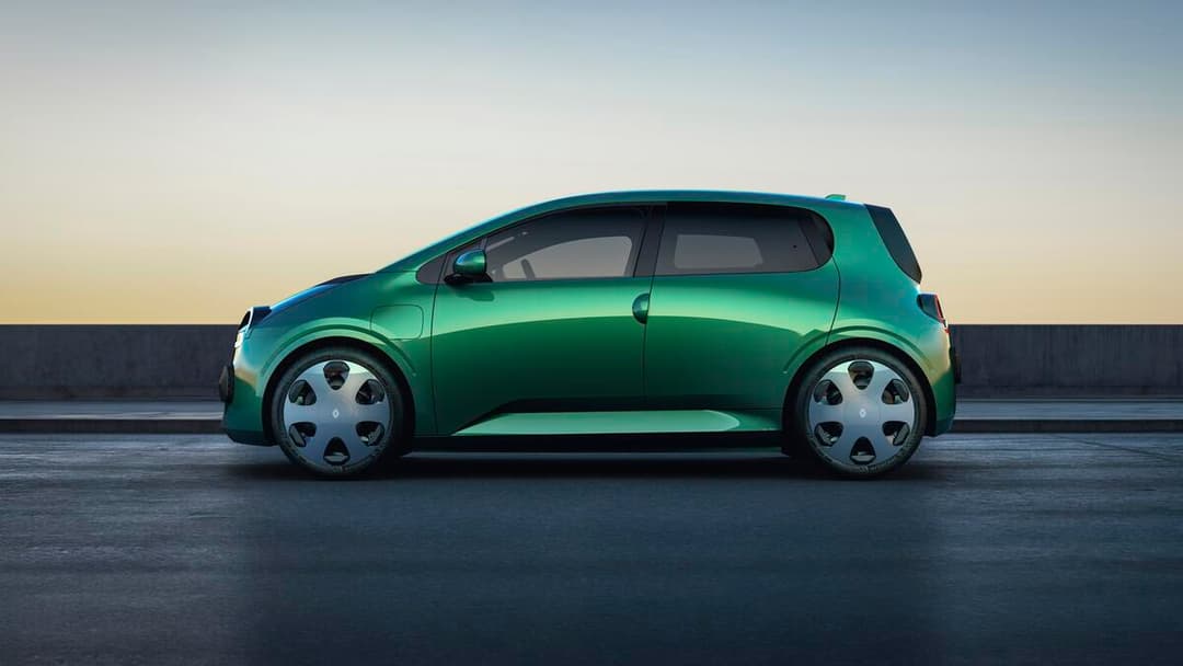 Renault Twingo E-Tech electric prototype, citadine compacte verte aux formes arrondies, présentée de profil au Mondial de l'Auto de Paris