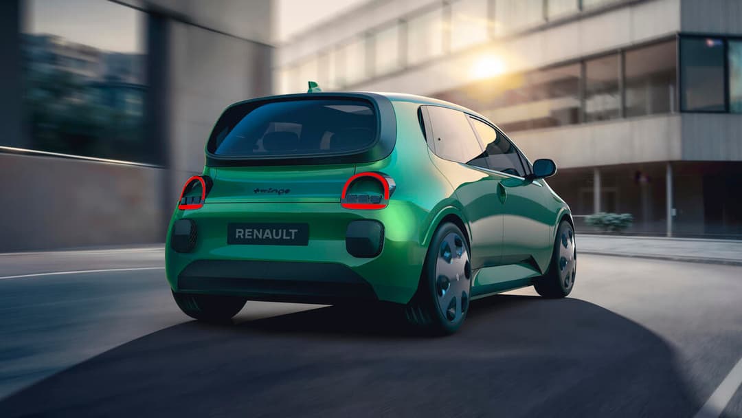 Renault Twingo E-Tech electric prototype vert vif, vue de trois quarts arrière, circulant en milieu urbain