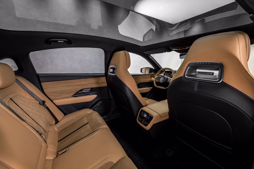 Intérieur de la Mazda6e avec sièges en cuir caramel, volant et tableau de bord noir, toit panoramique