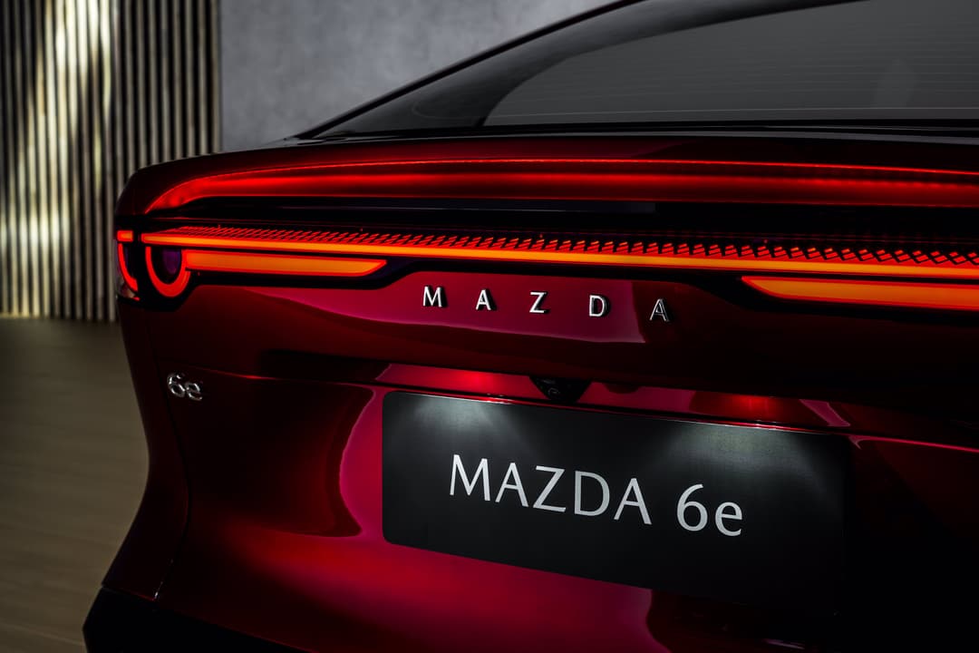 Mazda6e rouge vue de l'arrière, détail du hayon avec feux LED et badging