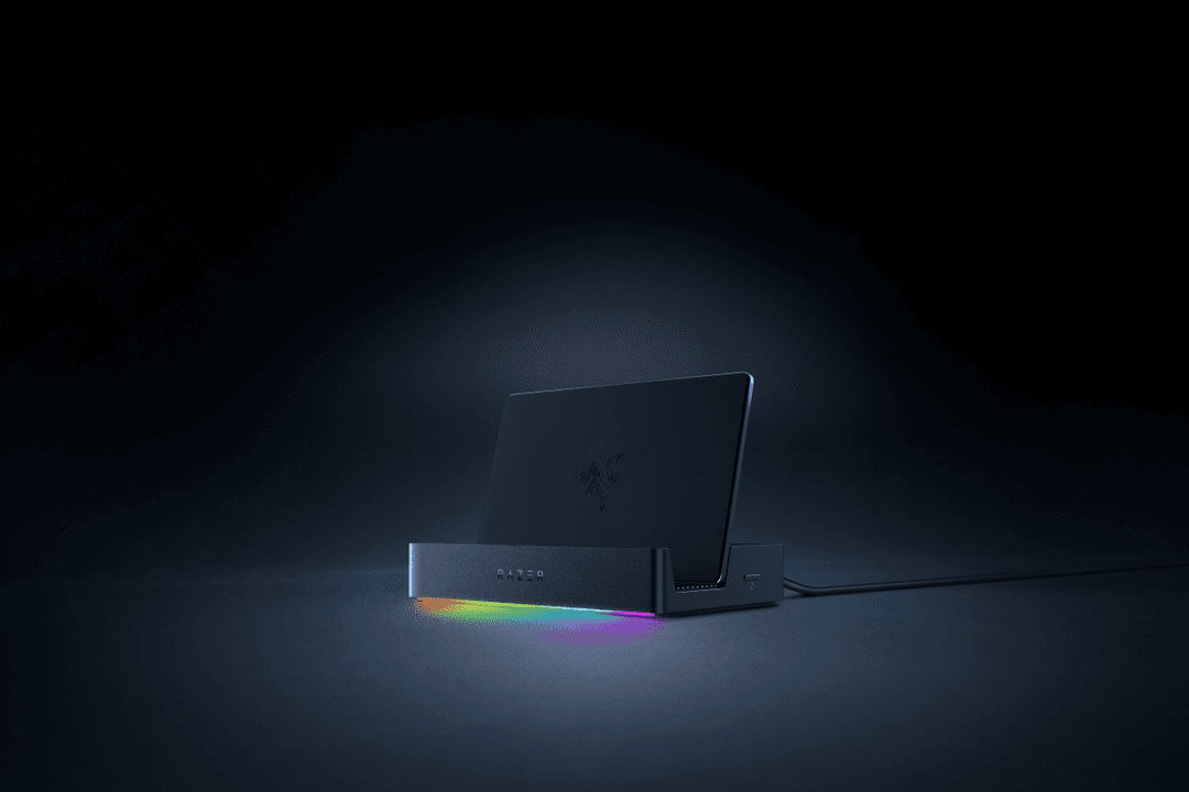 Station d'accueil Razer 6-en-1 compacte grise et noire avec bande LED RGB, transformant appareils mobiles en consoles de jeu