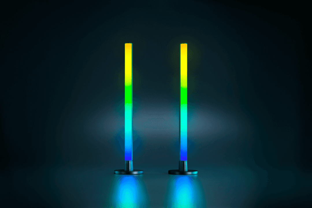 Deux lampadaires Razer Aether Standing Light Bars avec tubes lumineux RGB dégradant du jaune au bleu, sur socle pivotant