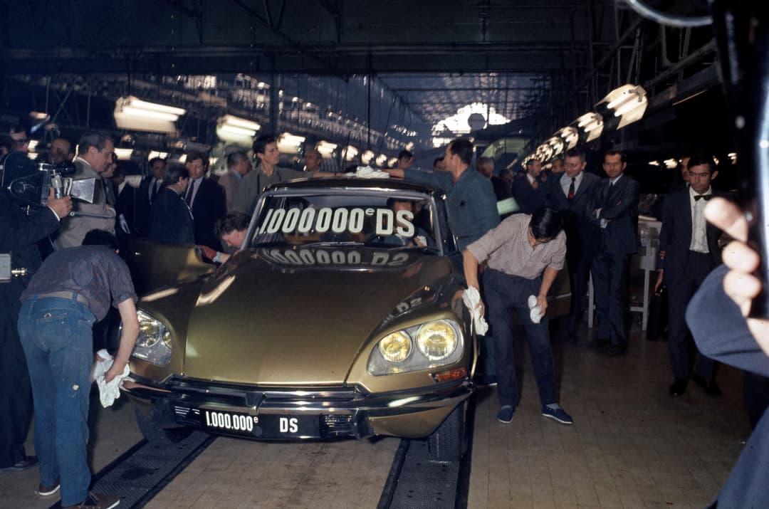 DS 21 Pallas grise métallisée, le millionième exemplaire, célébré à l'usine du Quai de Javel en 1969