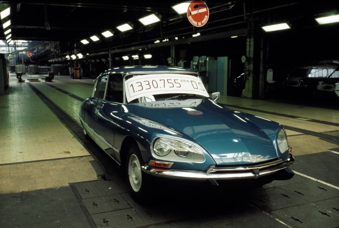 DS 23 Pallas Injection Électronique bleu Delta, dernière voiture assemblée à Javel en 1975, avec banderole au pare-brise dans l'usine historique