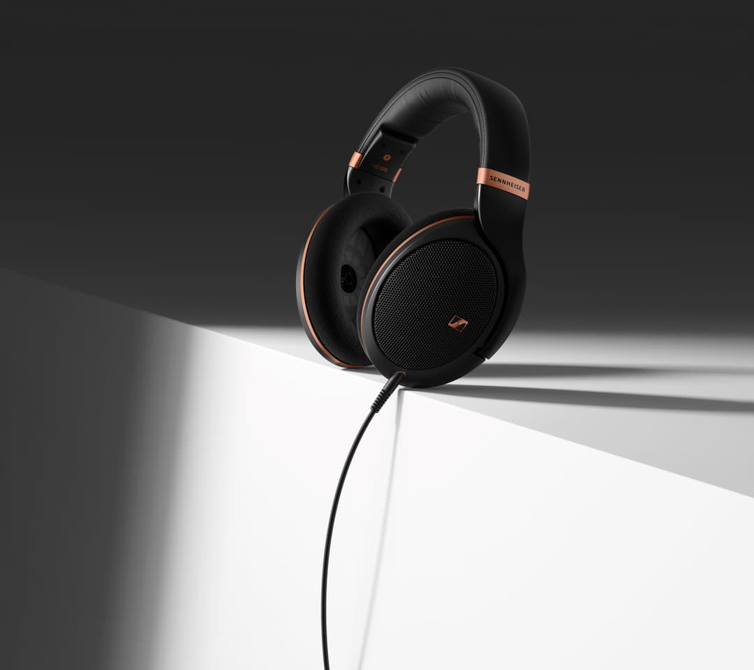 Casque Sennheiser HD 505 noir avec détails cuivre, posé sur un fond gris et blanc contrasté