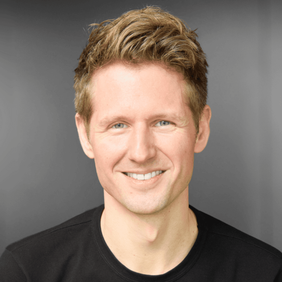 Samuel Läubli, PDG de Supertext, homme aux cheveux blonds souriant face à la caméra en t-shirt noir