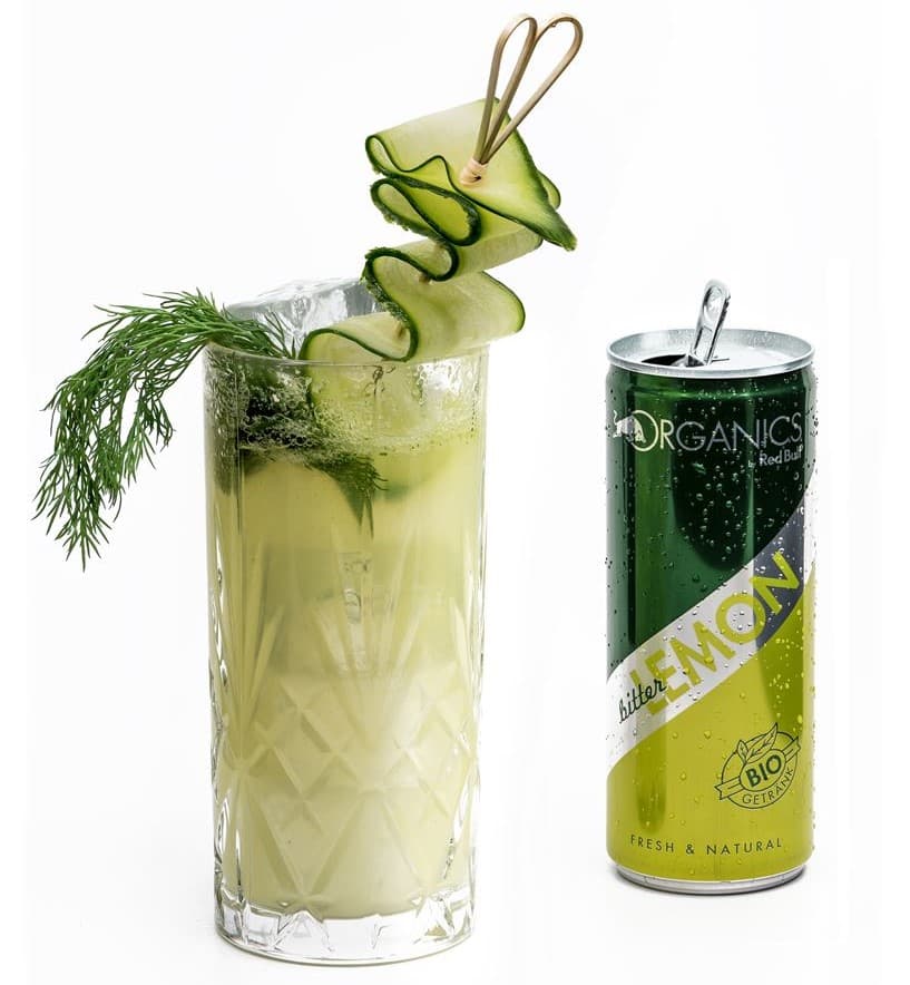 Cocktail Froggy Verre garni de glaçons, sirop d'amande, jus de citron et cranberry, décoré de menthe et tranche de concombre, avec canette ORGANICS Simply Lemon by Red Bull