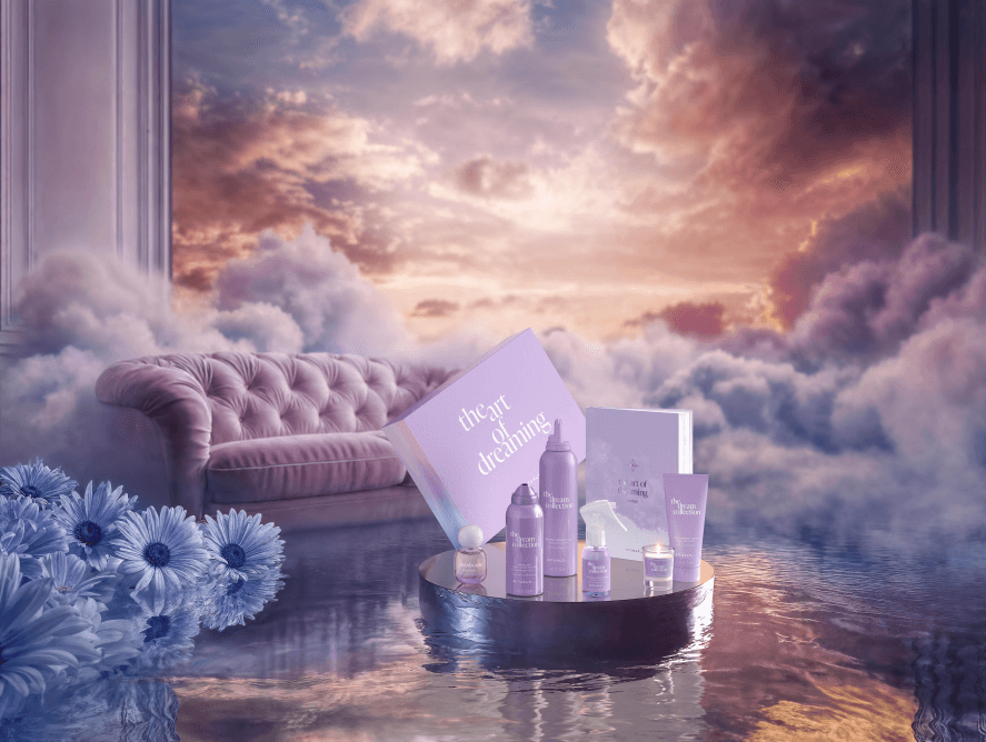The Dream Collection de Ritals : produits cosmétiques violets sur plateau, fauteuil rose poudré et fleurs bleues dans décor nuageux
