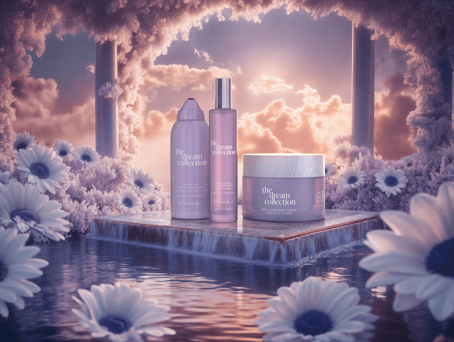 The Dream Collection de Rituals : trois produits violet pâle présentés sur une plateforme dans un univers onirique avec nuages roses et fleurs blanches