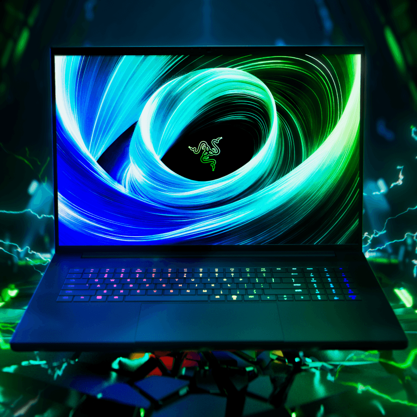 Razer Blade 18, ordinateur portable de gaming noir aux contours bleu et vert fluorescents, écran affichant des spirales de lumière cyan
