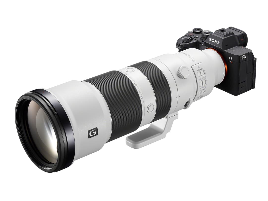 Objectif Sony FE 400-800mm blanc et noir série G monté sur boîtier Alpha noir