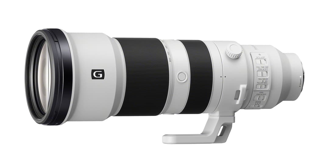 Objectif téléobjectif Sony blanc et noir avec monture pivotante, stabilisation optique et commandes de mise au point
