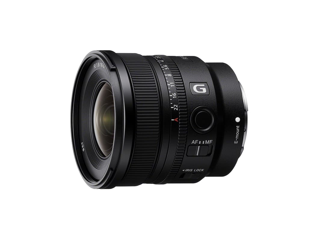 Objectif Sony FE 16mm F1.8 G noir en monture E, vu de profil sur fond blanc