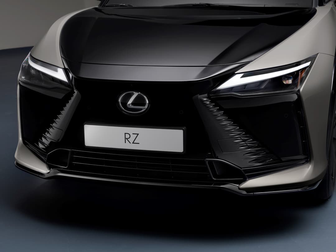 Avant du Lexus RZ 2025, SUV électrique gris et noir avec phares DEL, logo Lexus et plaque d'immatriculation RZ
