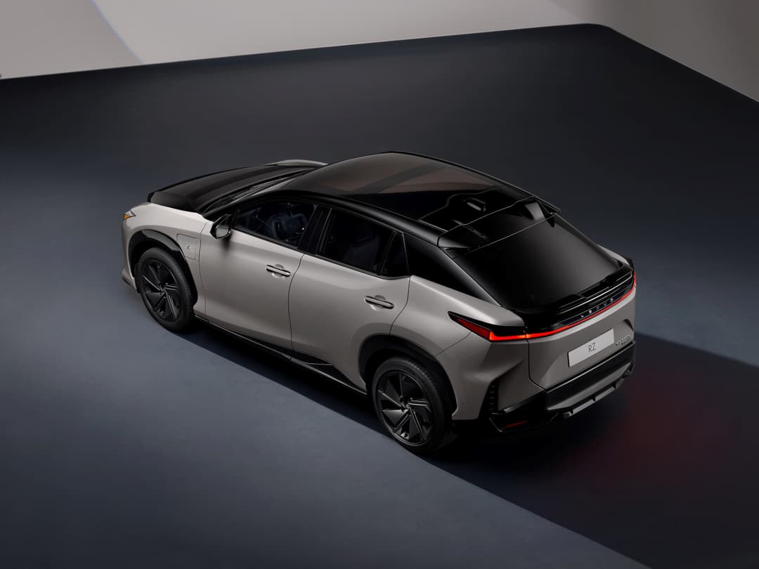 Lexus RZ 2025, SUV électrique blanc et noir avec toit panoramique, vue de trois quarts arrière
