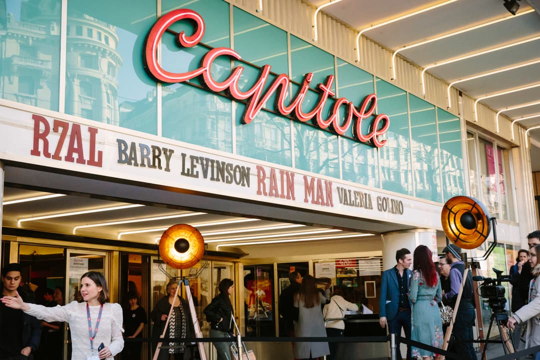 Devanture de cinéma avec enseigne lumineuse rose
