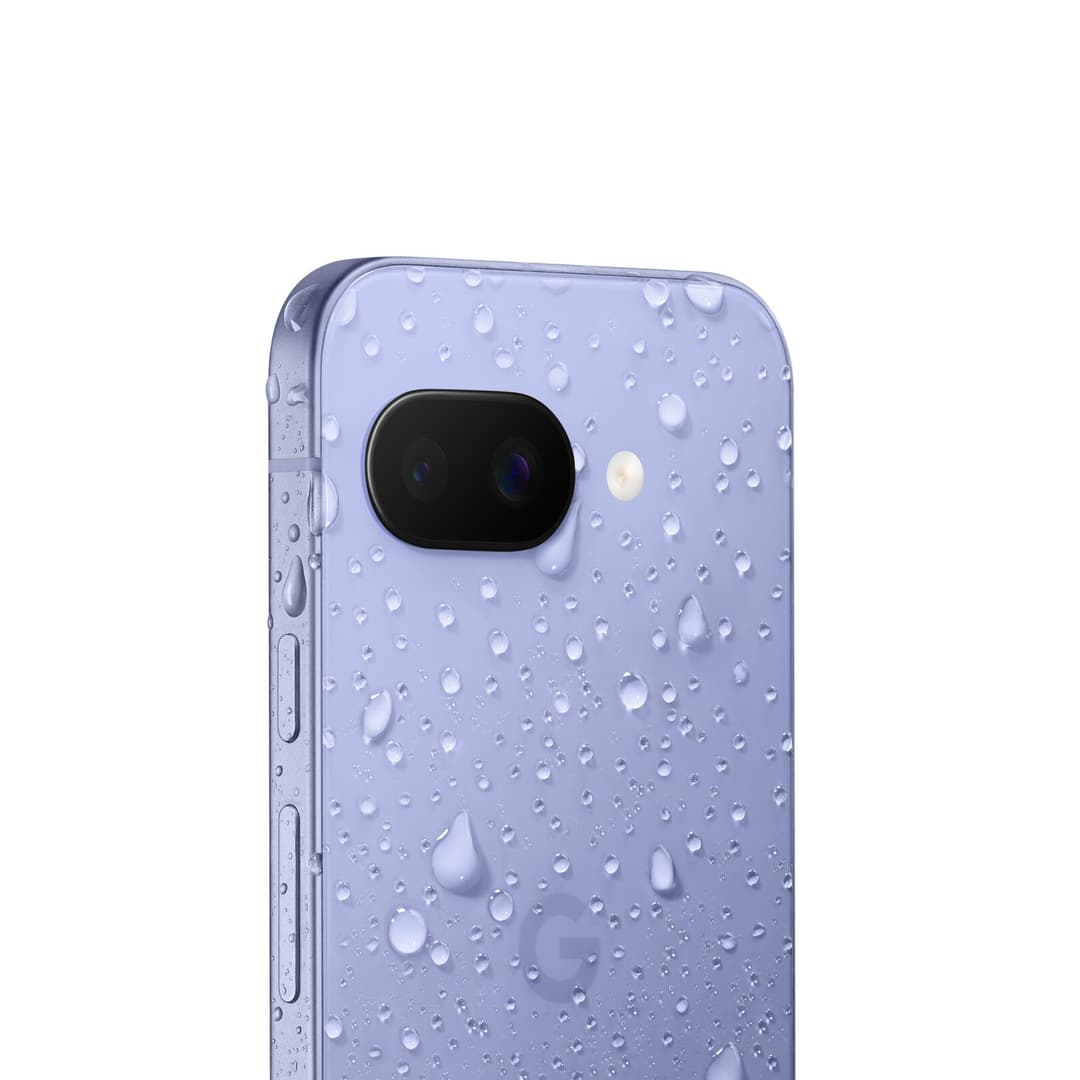 Google Pixel 9a bleu clair recouvert de gouttes d'eau, montrant sa certification IP68 de protection contre l'eau et la poussière