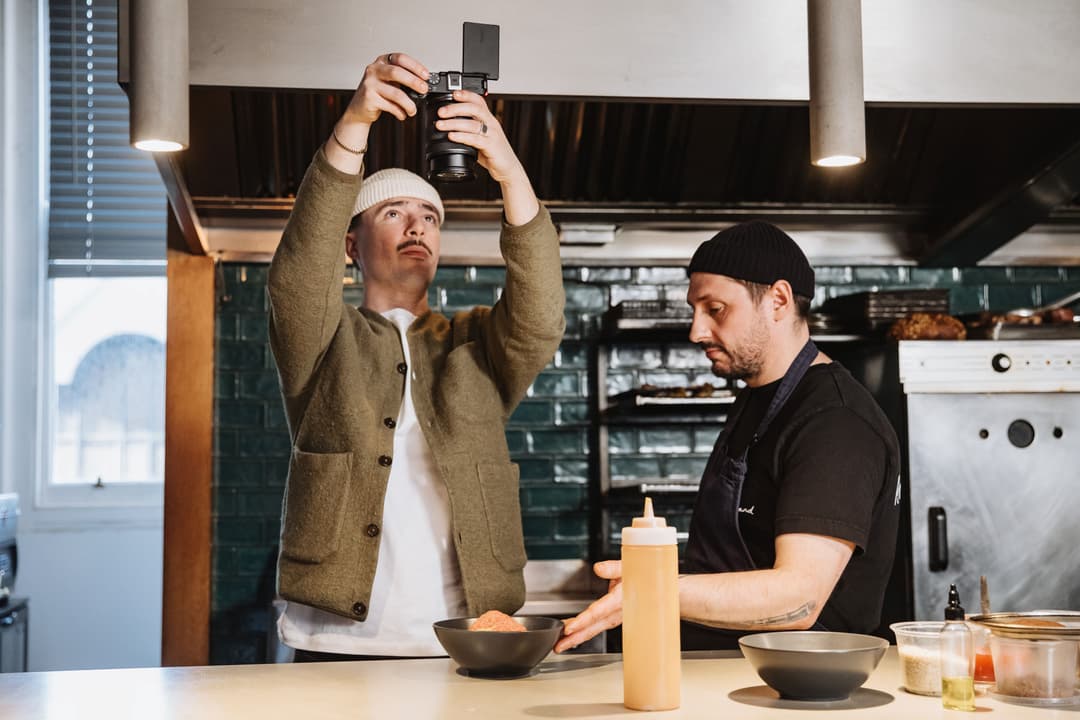 Canon EOS R50 V avec écran orientable filmant deux personnes en cuisine pour du contenu de streaming