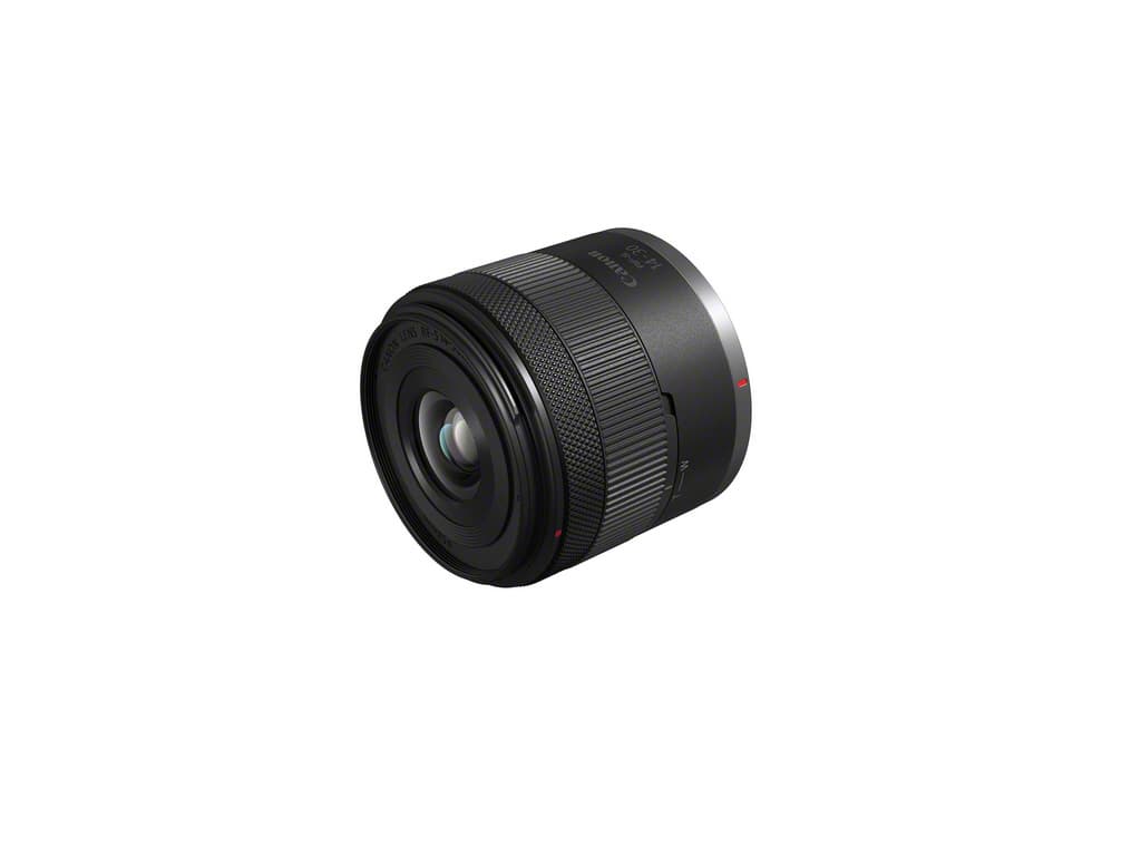 Objectif Canon RF-S 14-30mm F4-6.3 IS STM PZ noir, compact avec monture RF, sur fond blanc