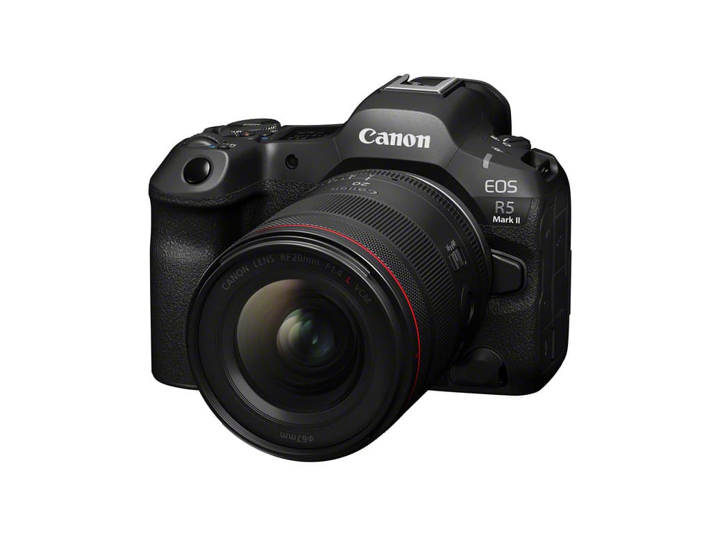 Canon EOS R5 Mark II équipé d'un objectif RF 20mm, appareil photo hybride noir avec bande rouge sur l'objectif