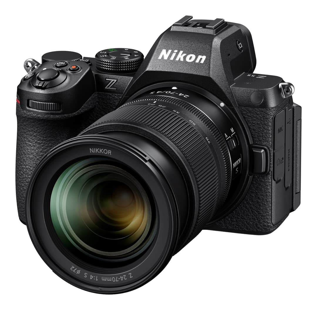 Nikon Z5II, appareil photo plein format noir avec objectif Nikkor, vu de trois quarts