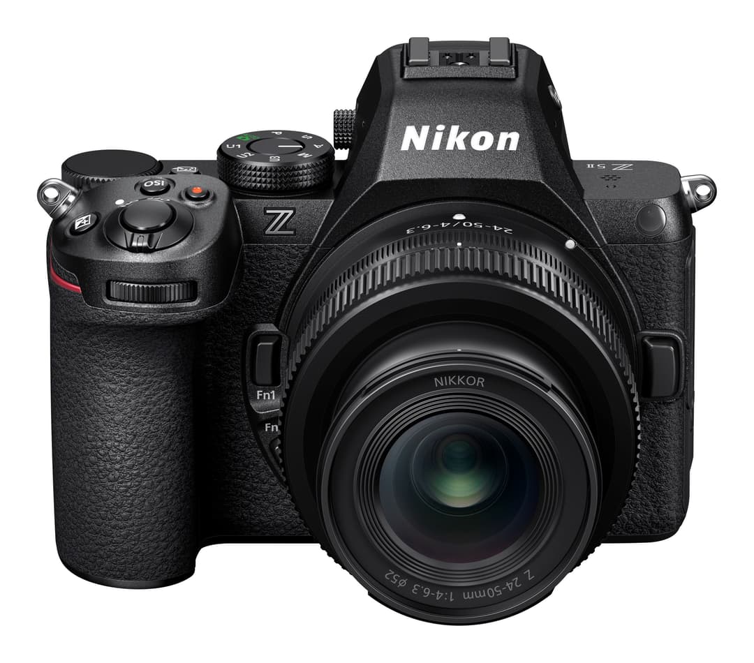 Nikon Z5II noir avec objectif Nikkor, vue de face montrant le boîtier texturé et les commandes de contrôle