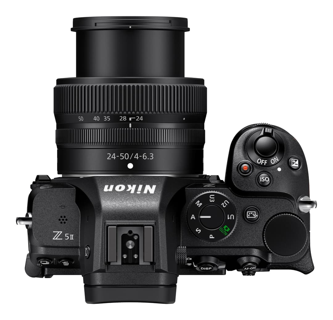 Nikon Z5II, appareil photo plein format noir avec objectif 24-50mm, vue de dessus