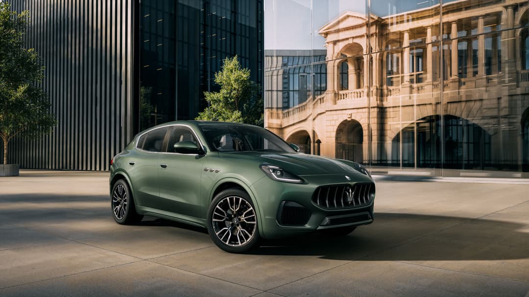 Maserati Grecale vert sauge avec jantes de 21 pouces, phares Matrix et grille verticale caractéristique, stationné en ville