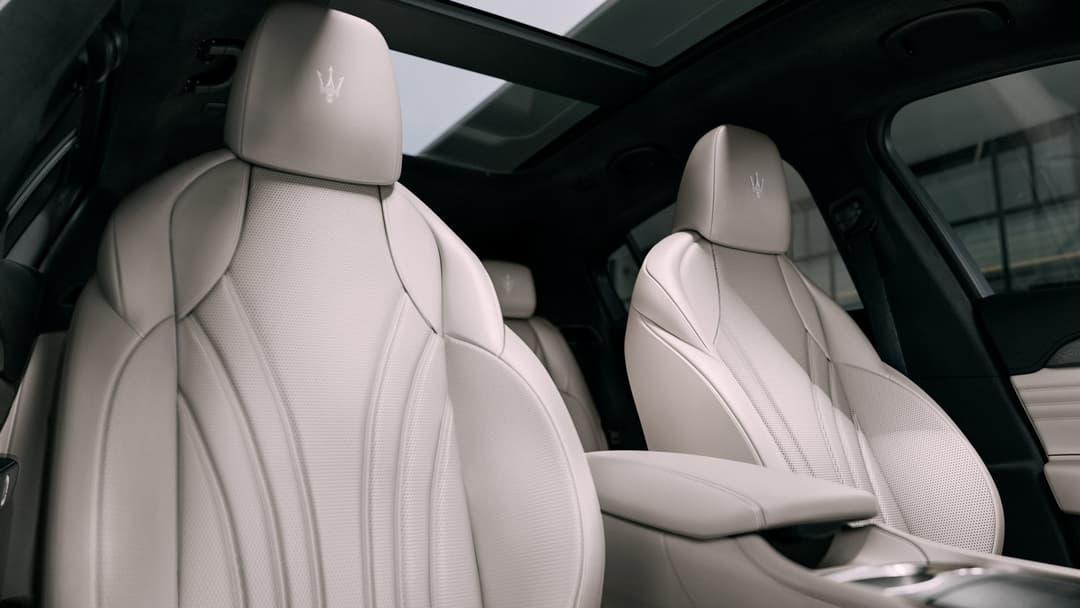 Intérieur du Maserati Grecale avec sièges en cuir beige clair et logo Trident