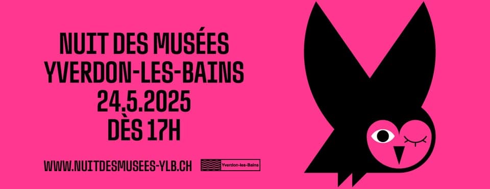 Affiche de la Nuit des Musées d'Yverdon-les-Bains 2025, fond rose vif avec mascotte noire stylisée aux grands yeux expressifs