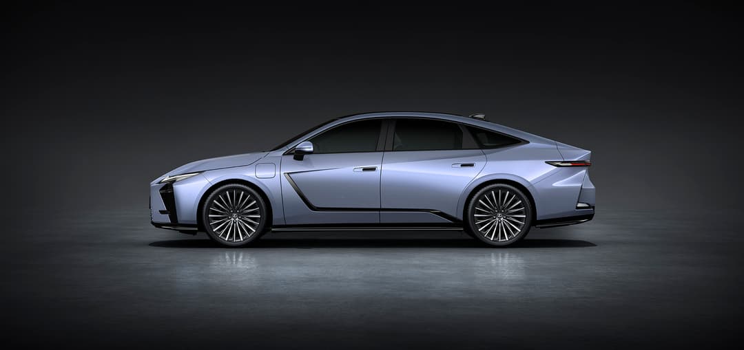 Lexus ES profil gris bleu, design épuré avec capot abaissé et calandre optimisée, posture basse et large