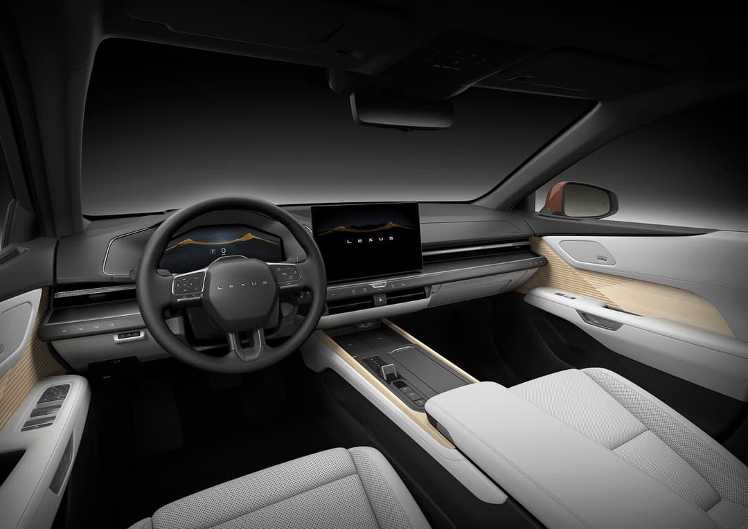 Habitacle de la nouvelle Lexus ES avec volant noir, écran central, sièges blancs et crème, design épuré et finitions grises