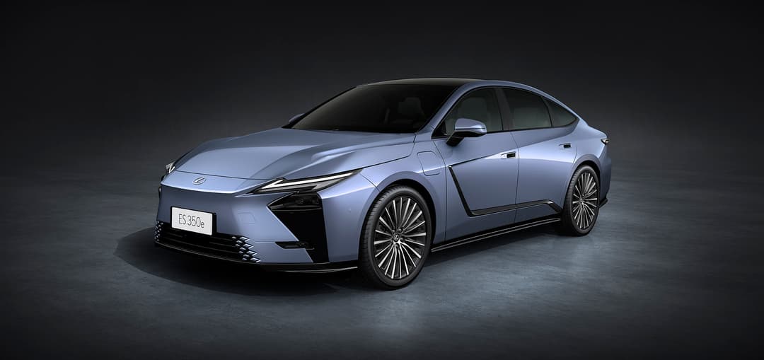 Lexus ES, berline gris clair avec porte passager ouverte, sur fond gris foncé