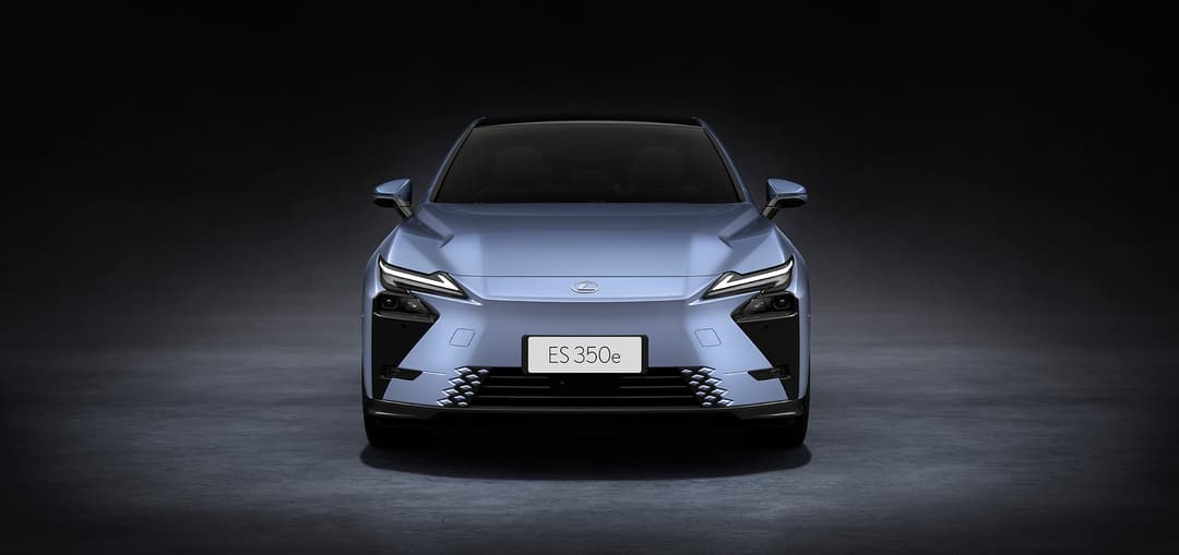Lexus ES 350e berline grise de face avec phares noirs et calandre chromée sur fond sombre