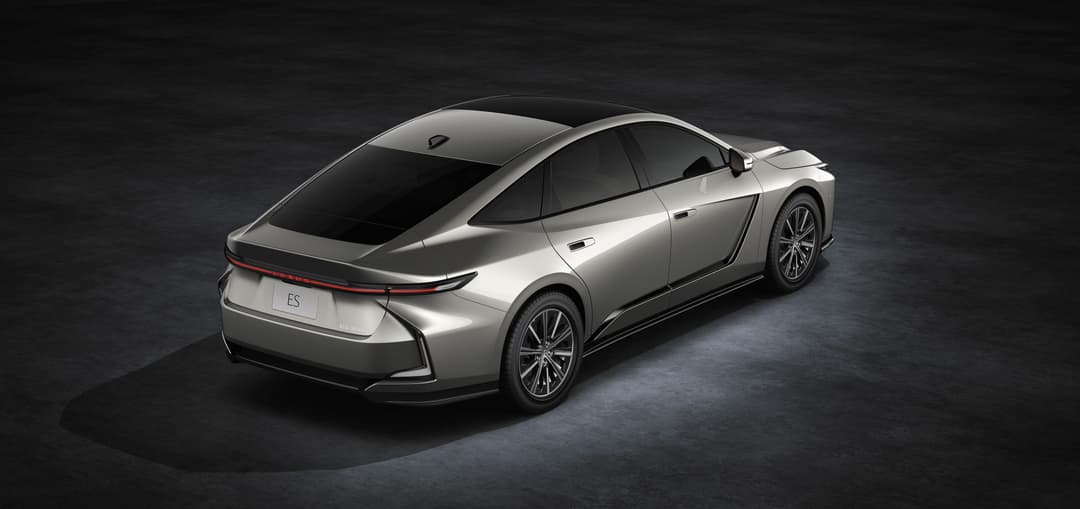 Lexus ES argentée vue de trois quarts arrière sur fond gris sombre