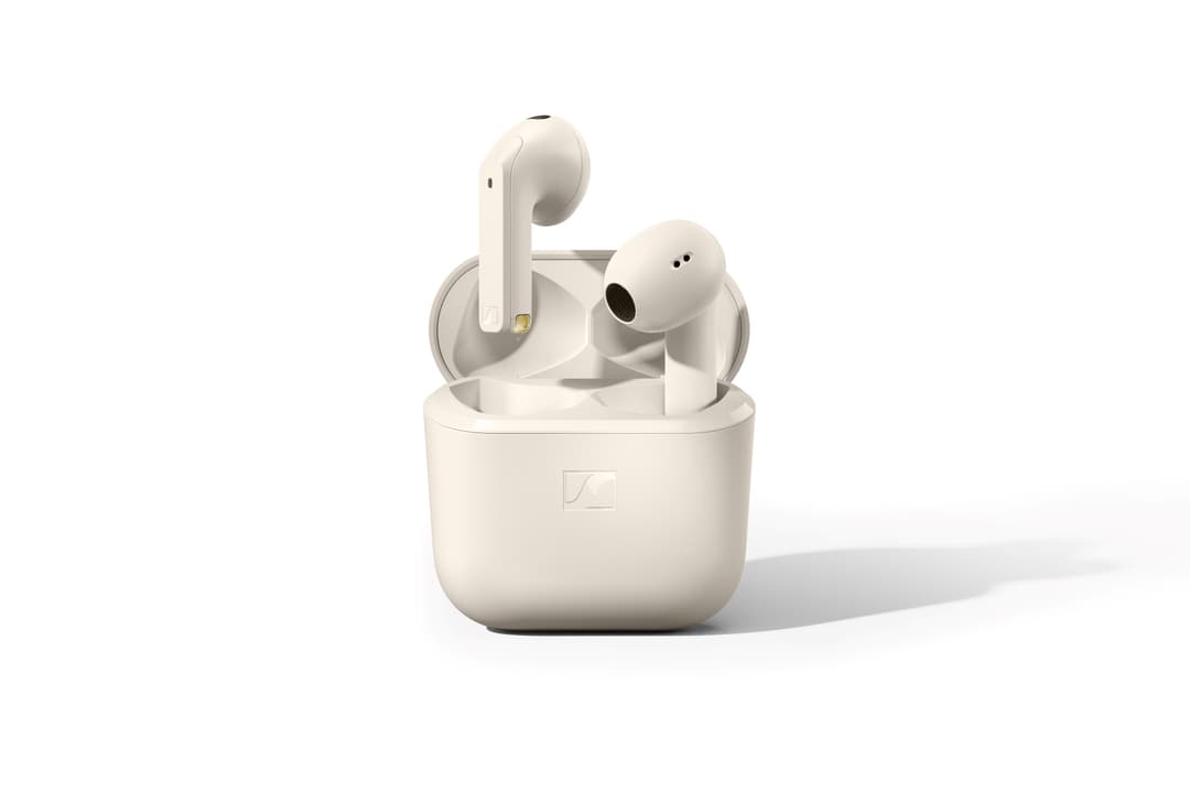 Écouteurs sans fil Sennheiser ACCENTUM Open blanc crème avec boîtier de charge ouvert, écouteurs extractibles avec design ouvert