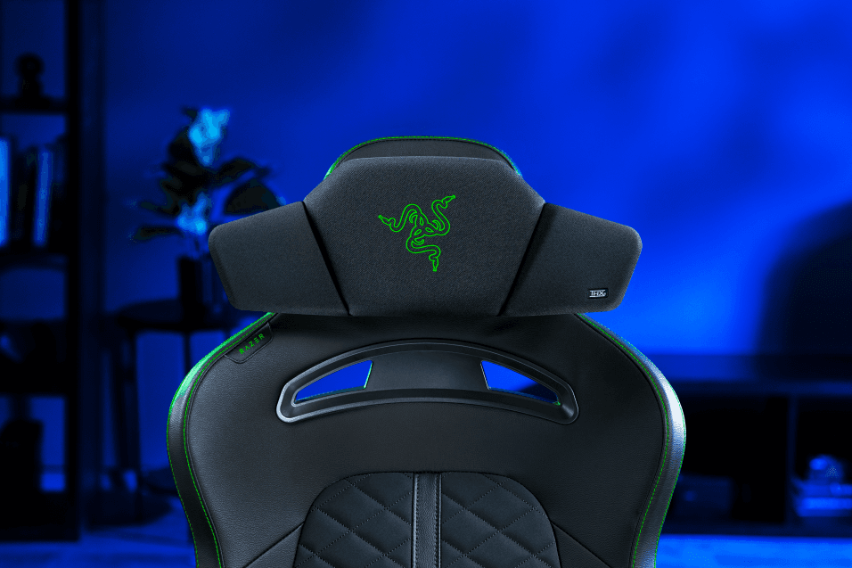 Chaise gaming Razer Clio noire avec logo triple serpent vert sur le dossier, face avant, fond bleu