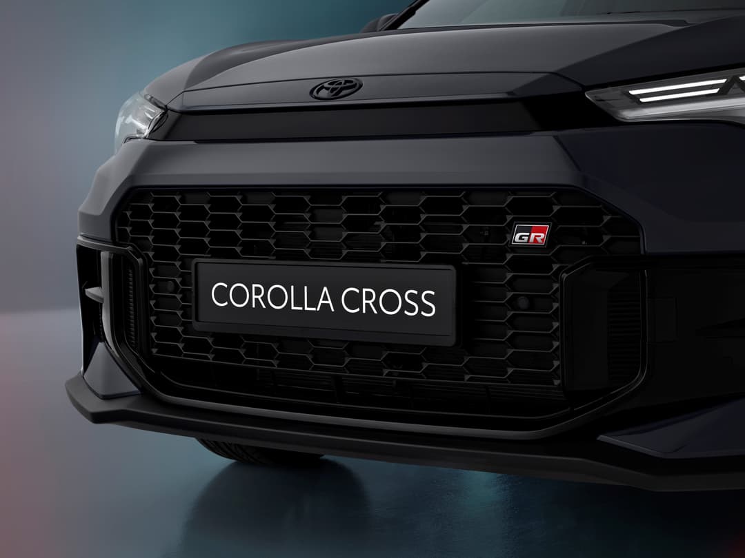 Toyota Corolla Cross noir avec calandre hexagonale, logo GR et phares LED en configuration de trois quarts avant