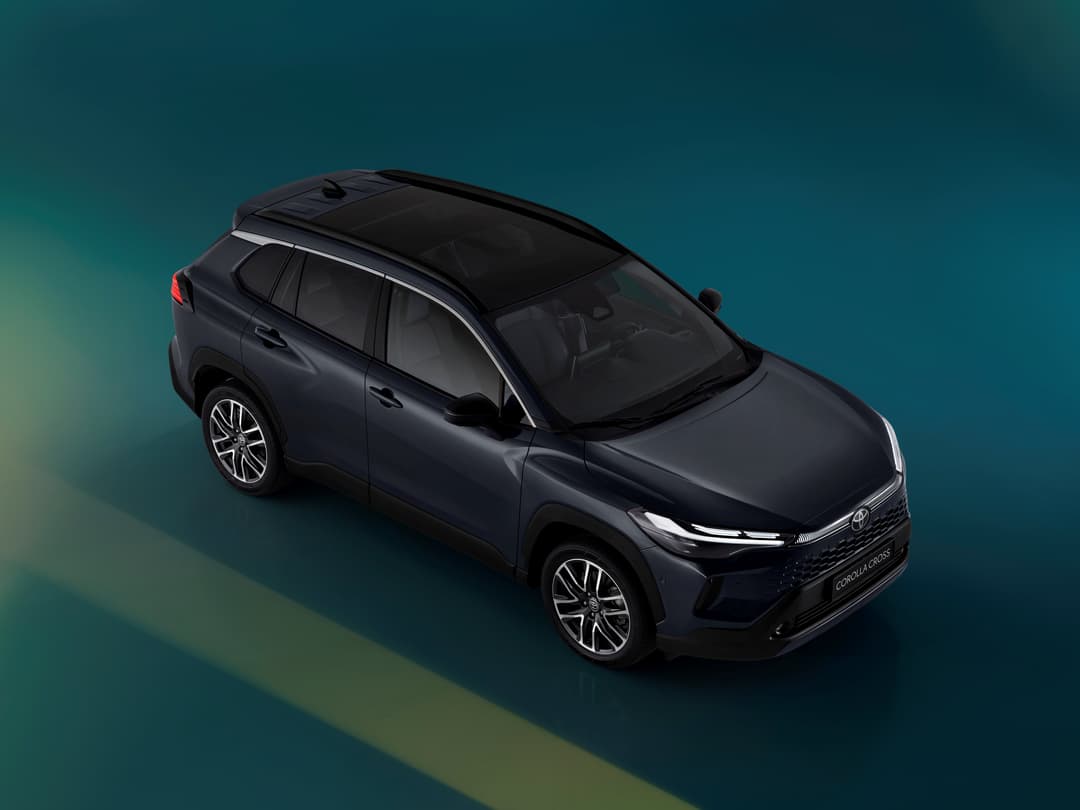 Toyota Corolla Cross noir de trois quarts sur fond bleu-vert dégradé