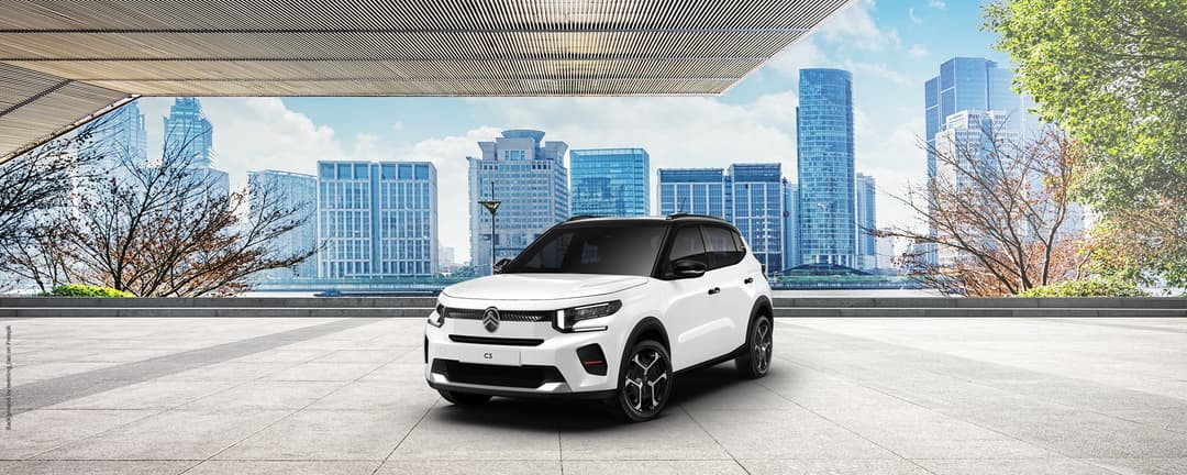 Citroën Ë-C3 Van blanche stationnée sur un toit-terrasse avec gratte-ciel en arrière-plan