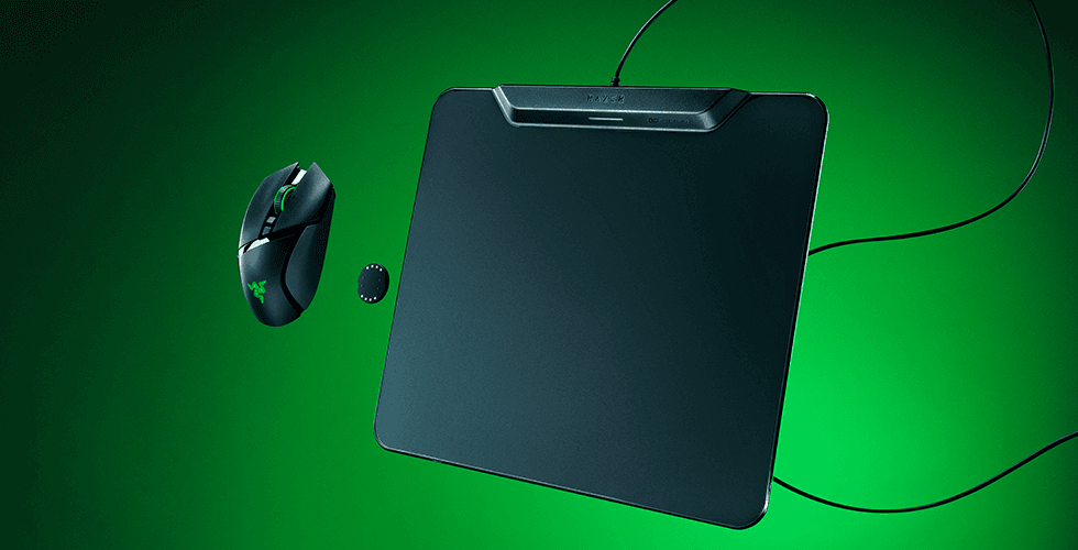 Tapis de souris Razer Hyperflux V2 noir avec zone de charge intégrée, accompagné d'une souris gaming Razer noire sur fond vert