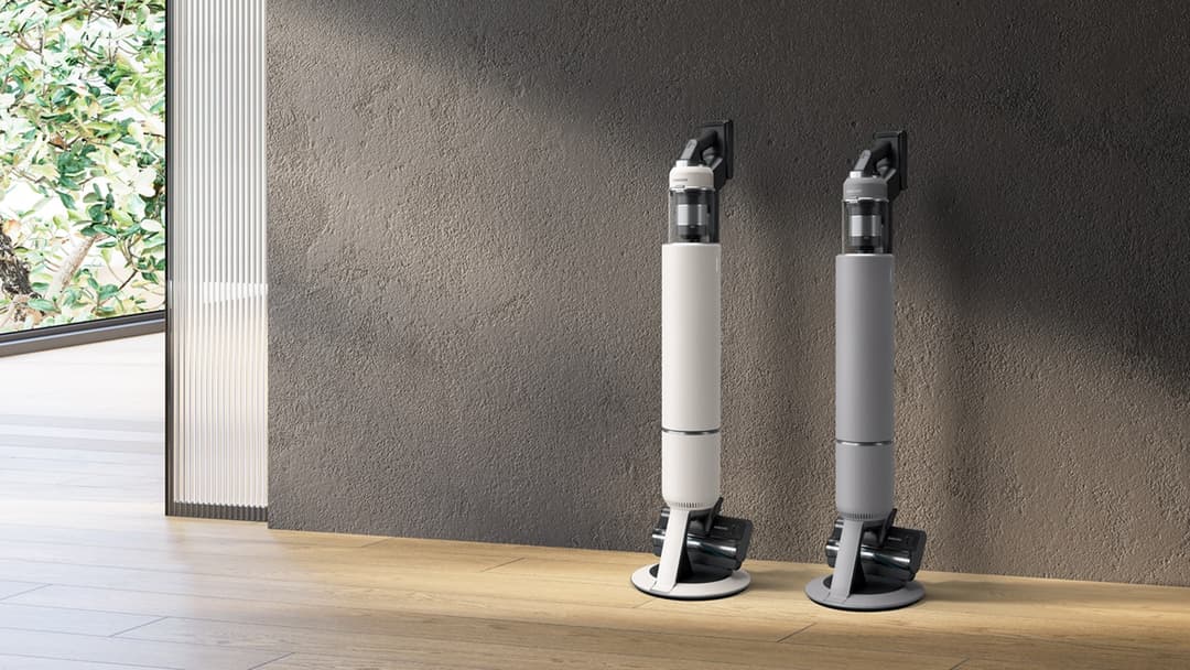Samsung AI Jet Lite, aspirateur-balai sans fil blanc et noir, posé au sol dans un intérieur moderne